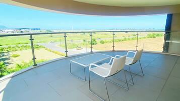 Premium Room, 1 Queen Bed, Balcony | Premium bedding, minibar, in-room safe, desk