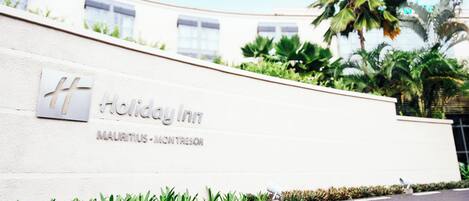 A wall with the text "Holiday Inn" and "Mauritius - Montserrat" indicating the hotel's location.