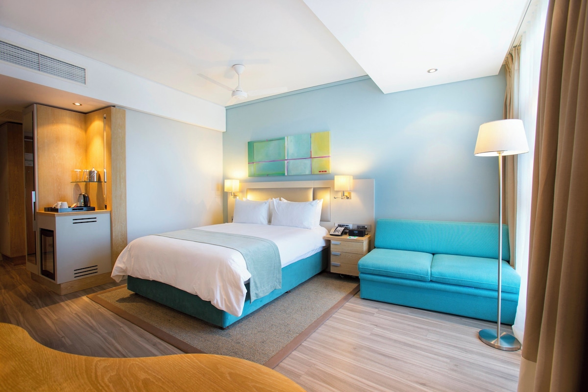 Quarto standard, 1 cama Queen e sofá-cama | Roupas de cama premium, frigobar, cofres nos quartos, escrivaninha