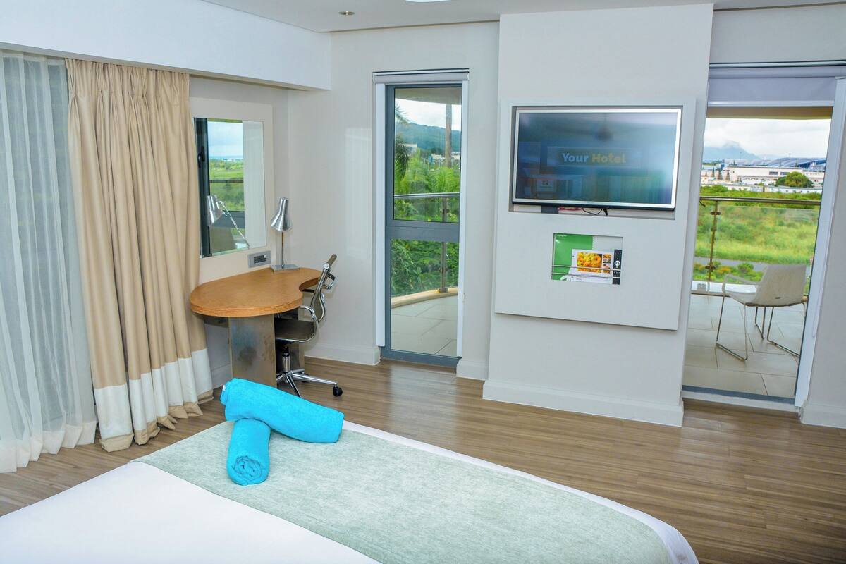 Premium Room, 1 Queen Bed, Balcony | Premium bedding, minibar, in-room safe, desk