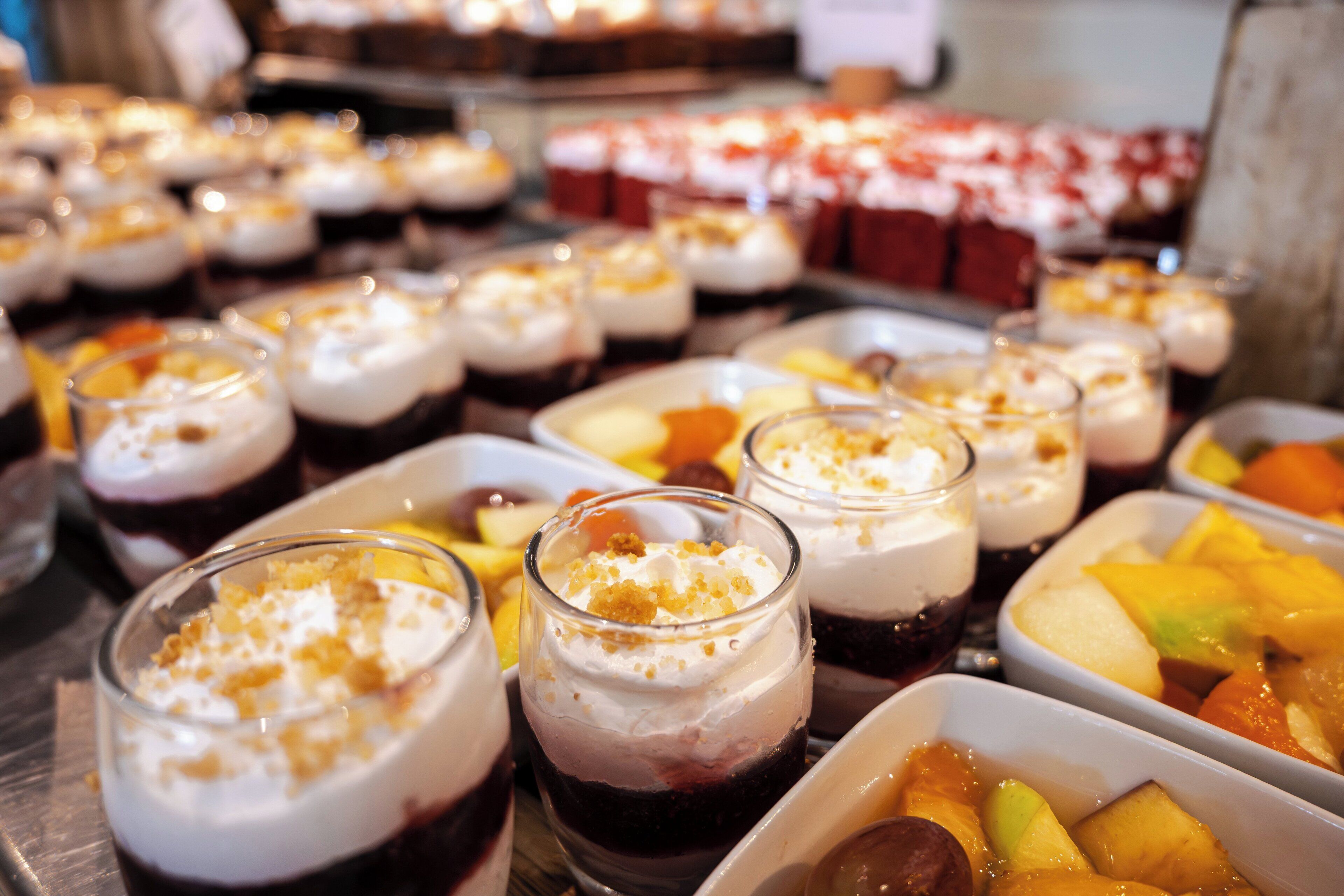 Diverse desserts, waaronder fruitgebak en taartpunten.