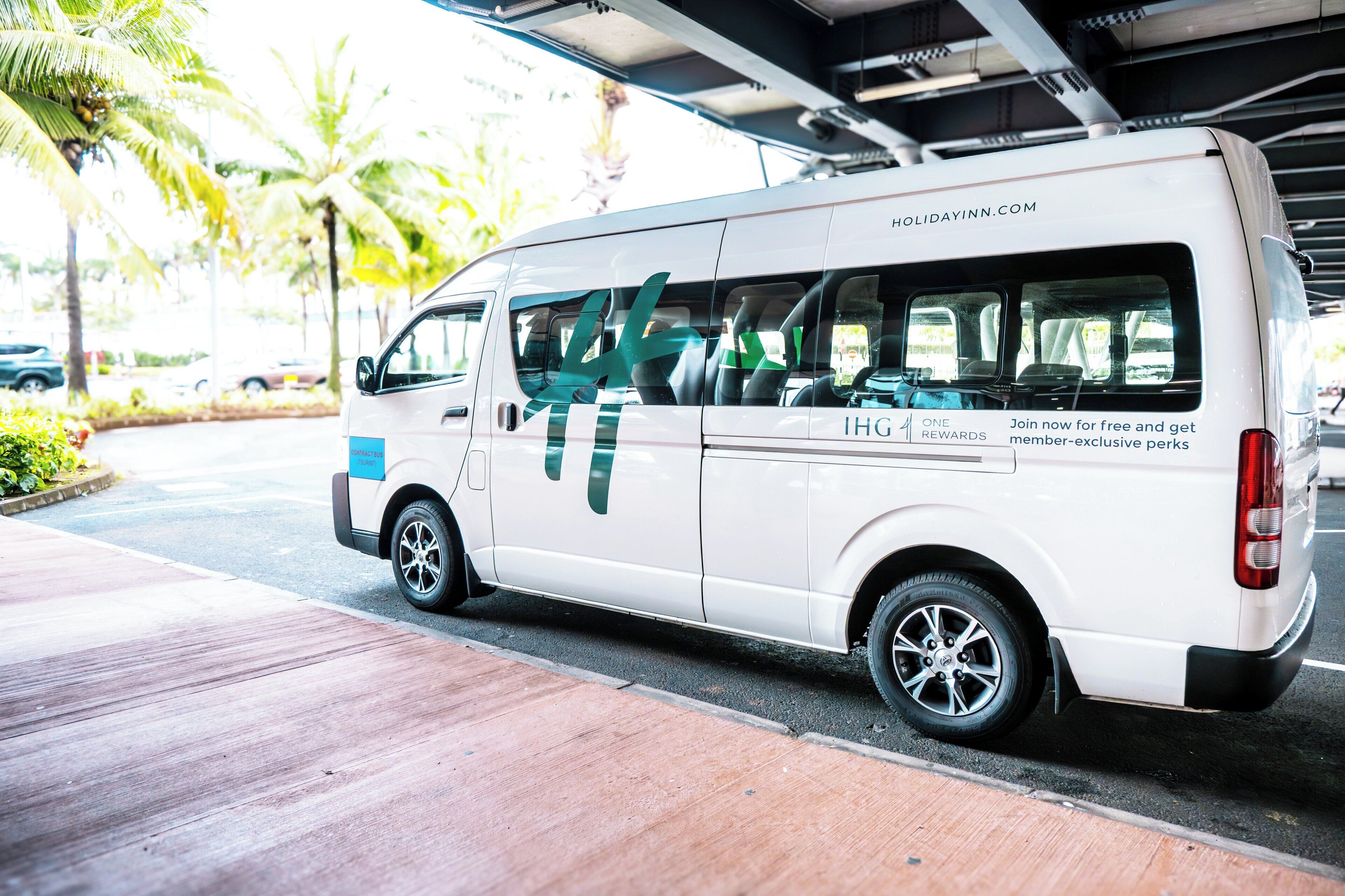 Un fourgon blanc était garé sous un abri, et une pancarte indiquait qu’il s’agissait d’un autobus affrété pour les touristes.