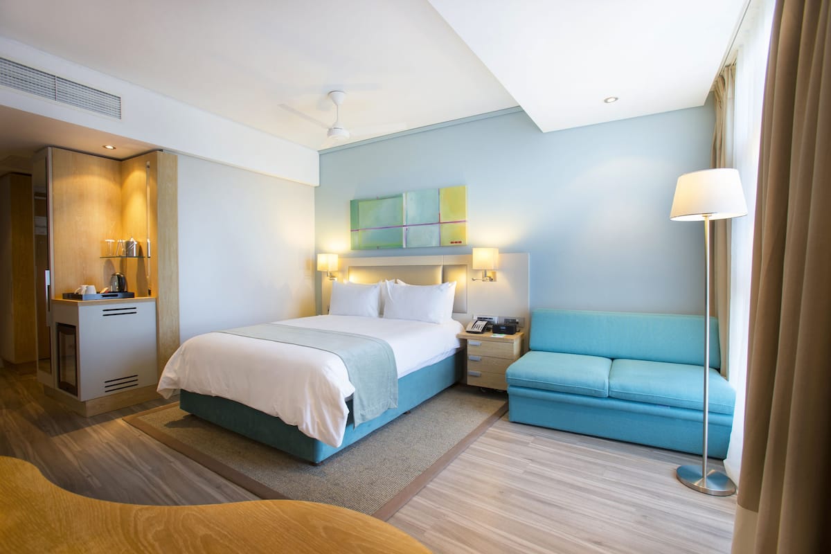 Habitación estándar, 1 cama Queen size y sofá cama | Ropa de cama de alta calidad y minibar