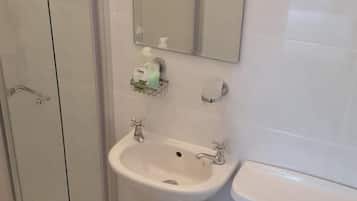 Camera doppia, bagno in camera | Bagno | Doccia, set di cortesia gratuito, asciugacapelli