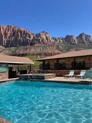 Seasonal outdoor pool - Bumbleberry Inn (Springdale)