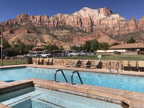 Seasonal outdoor pool - Bumbleberry Inn (Springdale)