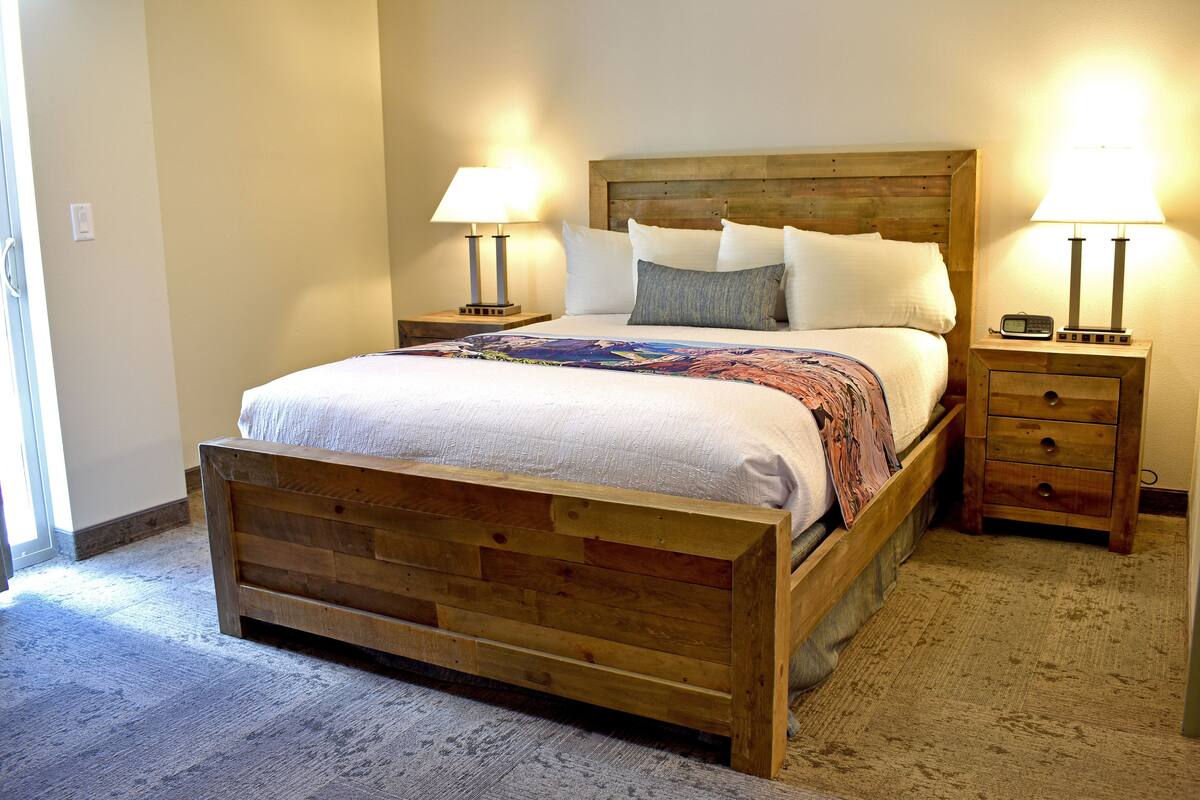Economy Room, 1 Queen Bed (Near Ice Machine) | In-room safe, blackout drapes, iron/ironing board, WiFi (free)