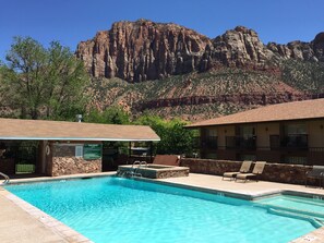 Seasonal outdoor pool - Bumbleberry Inn (Springdale)