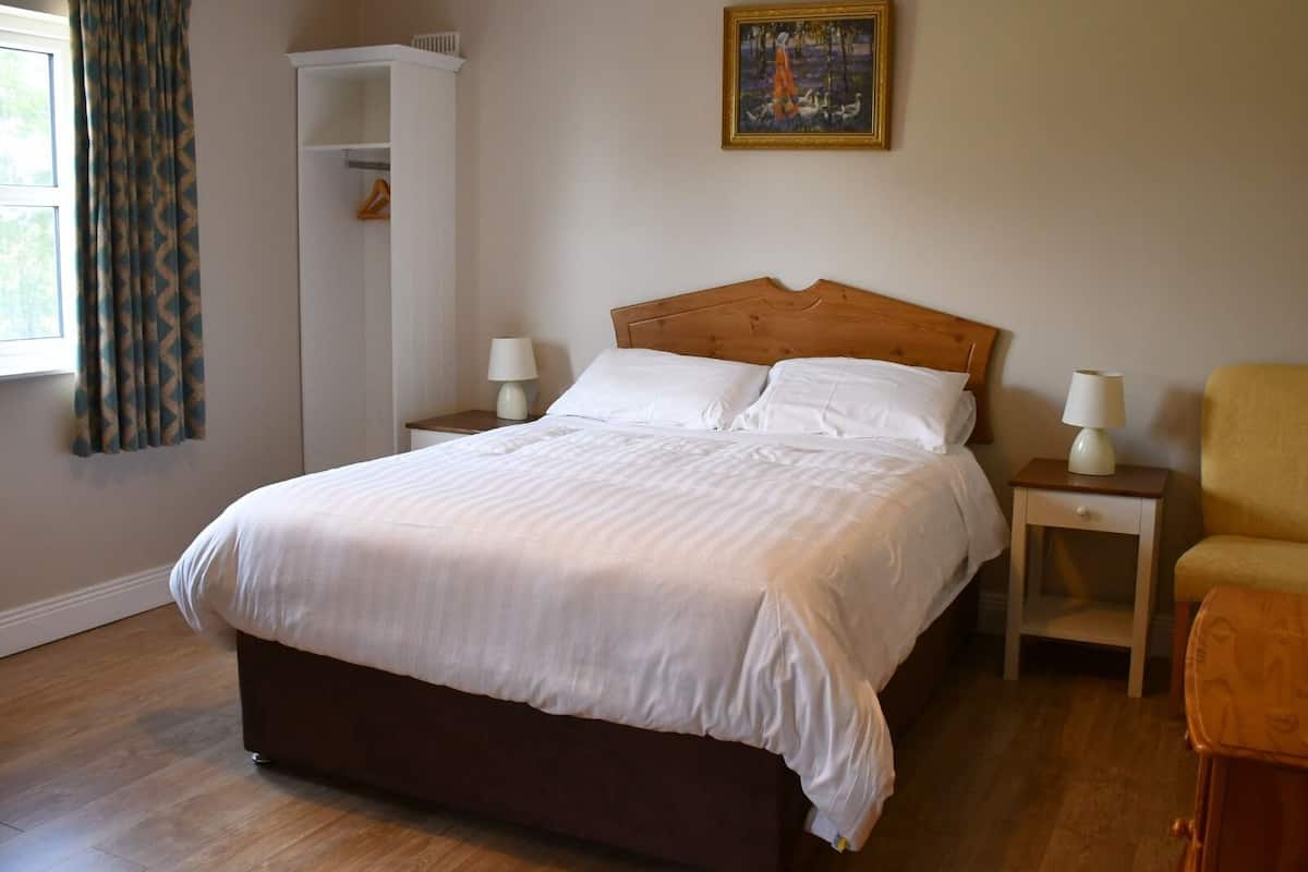 double room, ensuite | iron/ironing board, free wifi, bed sheets