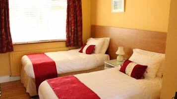 Triple Room | Dihias secara berasingan, dilengkapkan perabot secara berasingan, meja