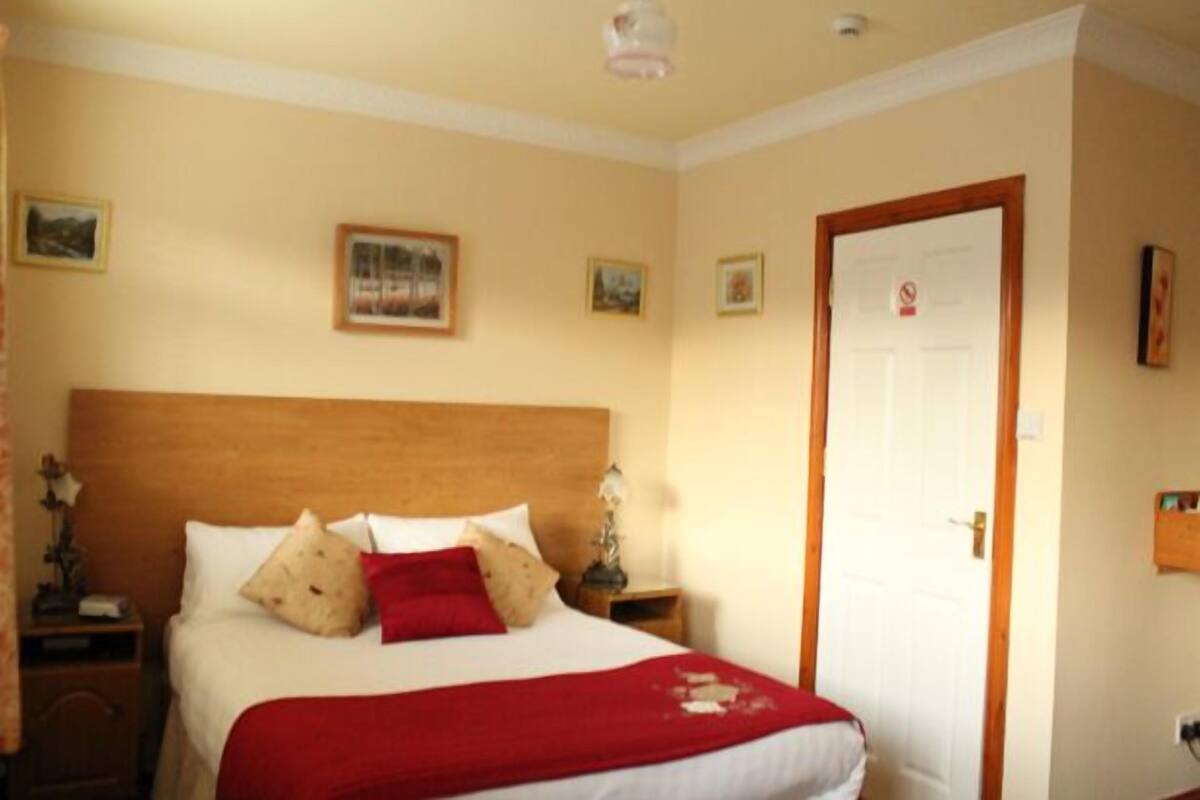Double Room, Ensuite | Dihias secara berasingan, dilengkapkan perabot secara berasingan, meja