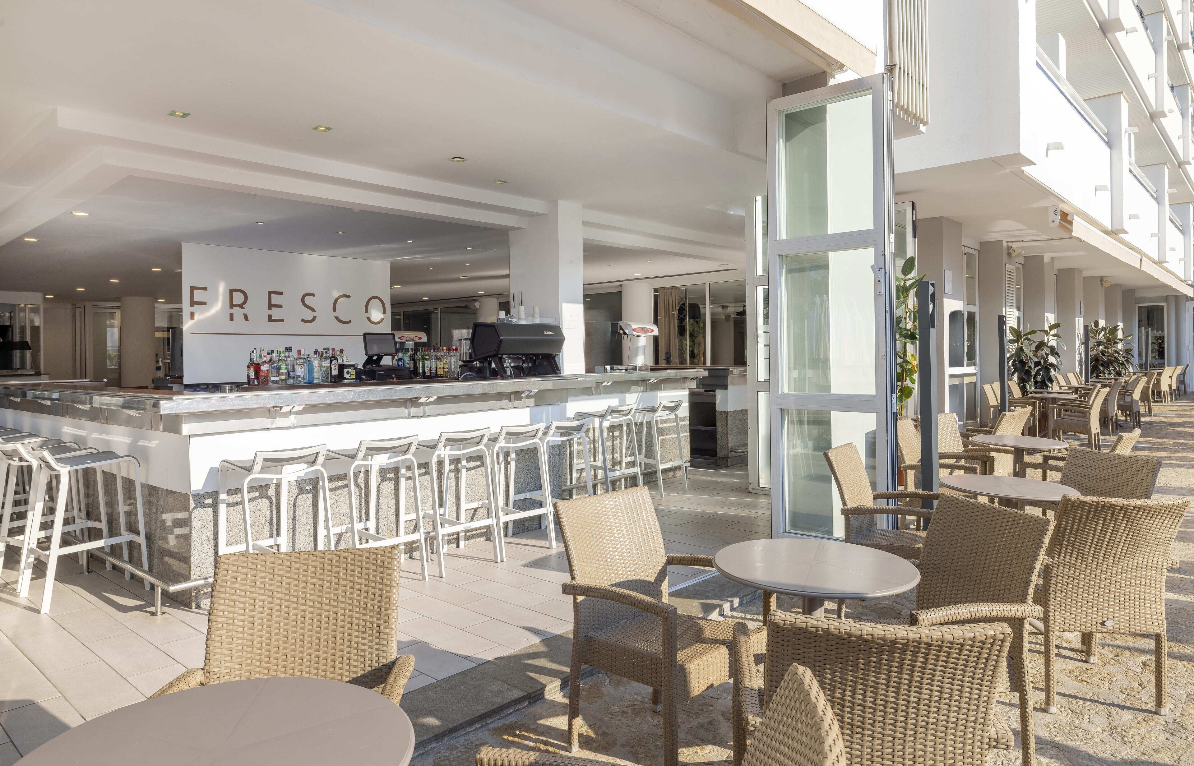 Bar junto a la piscina