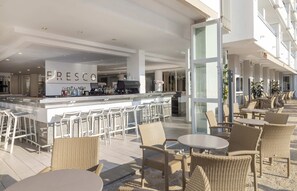 Bar en bord de piscine