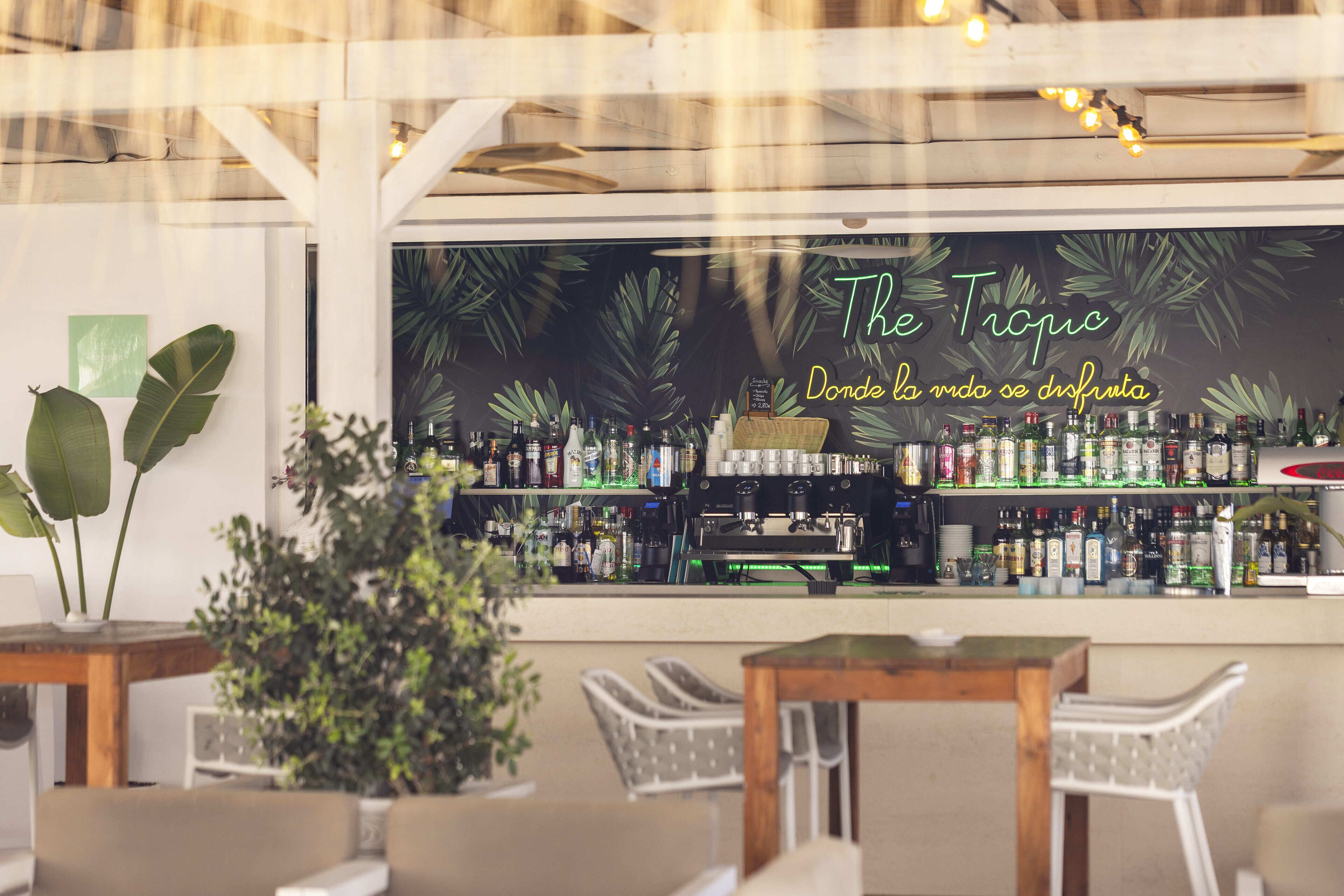 2 bars/lounges, lobby lounge, rooftop bar