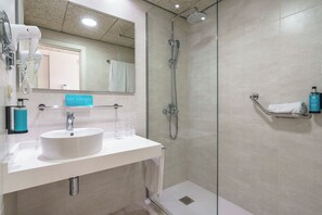 Shower, eco-friendly toiletries, hair dryer, towels - Alua Gran Camp de Mar Hotel (Andraitx)