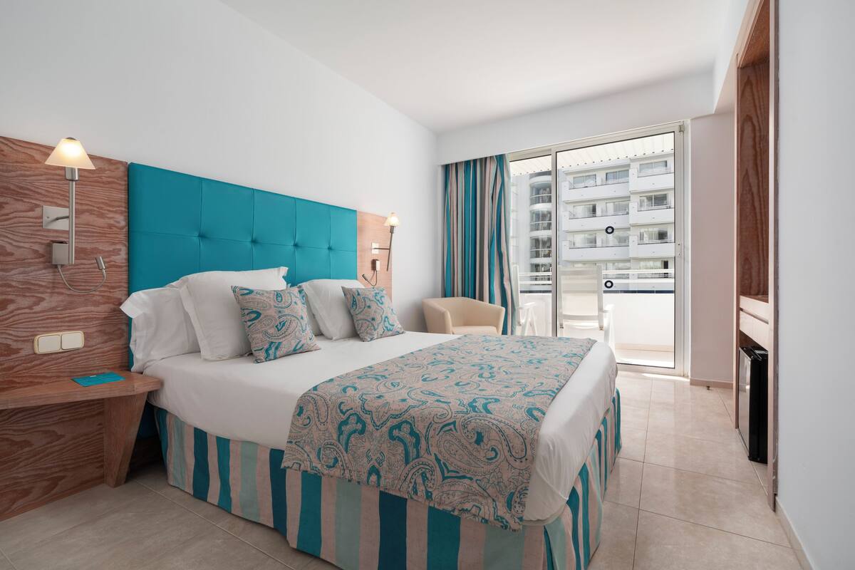 In-room safe, blackout drapes, soundproofing, WiFi (free)