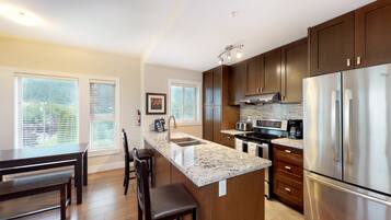 Kühlschrank, Mikrowelle, Herdplatte, Geschirrspüler