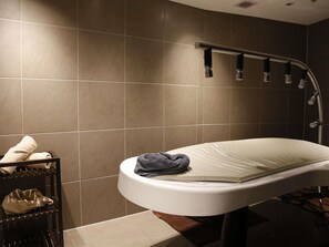 Hot stone massages, deep-tissue massages, 2 treatment rooms, massages