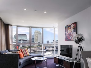 อพาร์ทเมนท์, 1 ห้องนอน, ระเบียง | เครื่องนอนระดับพรีเมียม, เตียง Tempur-Pedic, โต๊ะทำงาน, ผ้าม่านกันแสง