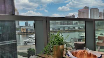 Apartemen, 1 kamar tidur, balkon | Seprai premium, tempat tidur Tempur-Pendic, dan meja kerja