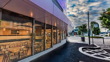 供应早餐、午餐和早午餐,地方菜,海景