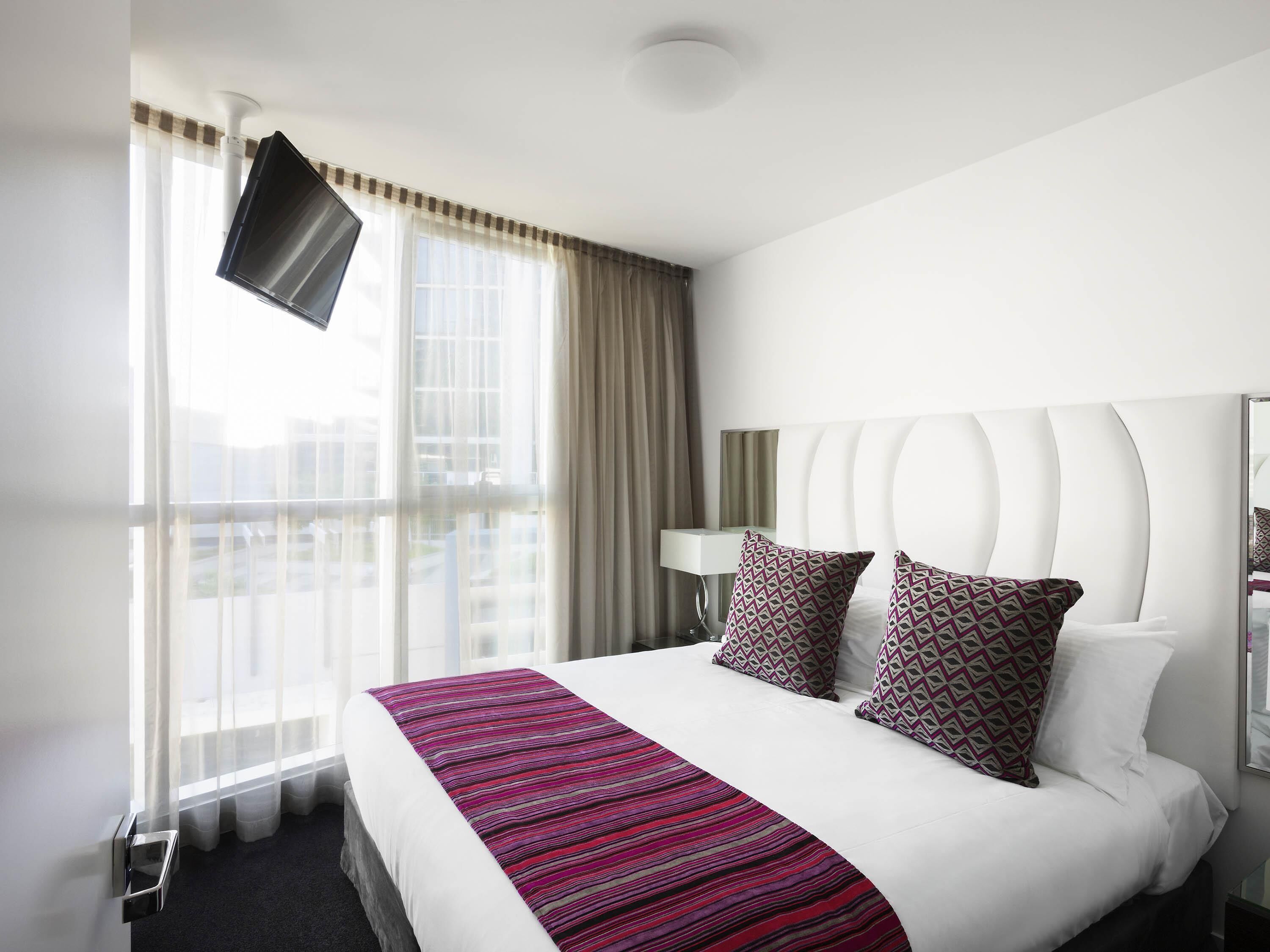 Hochwertige Bettwaren, Tempur-Pedic-Betten, Schreibtisch