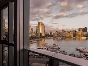 Premium bedding, Tempur-Pedic beds, desk, blackout curtains - The Sebel Melbourne Docklands Hotel (Docklands)