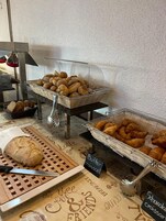 每日供应自助早餐（每人 EUR 14）