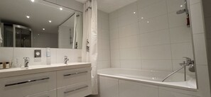 Double Room Deluxe Art Nouveau without Balcony 1 Double Bed | Bathroom - Hotel Waldblick (Donaueschingen)