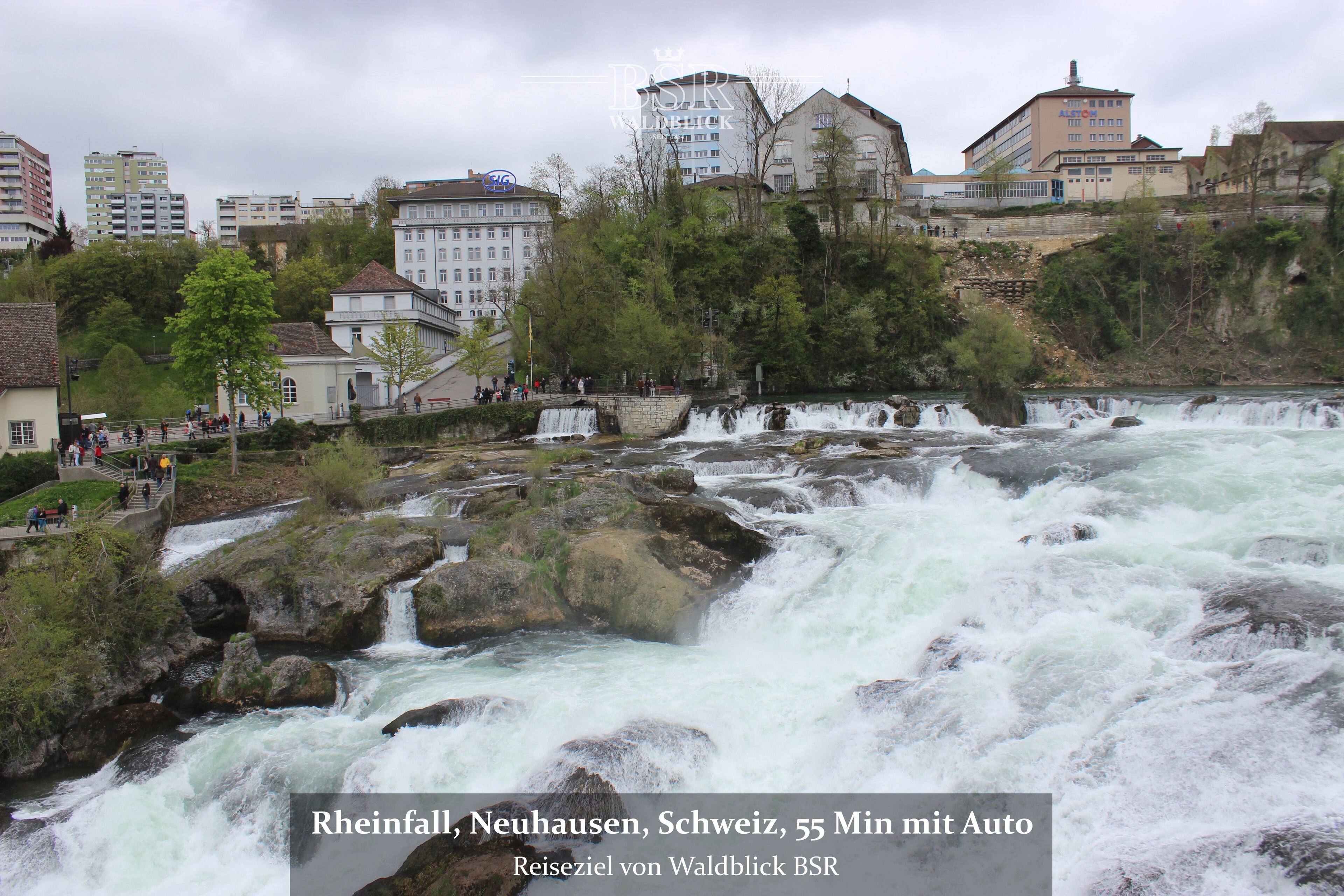 Una cascada en Neuhausen, Suiza, con vista al paisaje urbano de fondo.