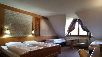 Familienzimmer 4 Personen Retro ohne Balkon 1 Doppelbett und 2 Einzelbetten | 2 Schlafzimmer, Allergikerbettwaren, Daunenbettdecken, Zimmersafe