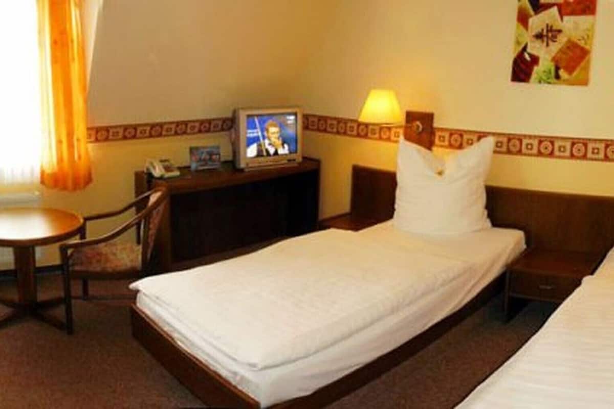 double or twin room | desk, free cots/infant beds, free wifi, bed sheets