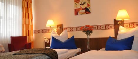 Schreibtisch, kostenlose Babybetten, kostenloses WLAN, BettwÀsche