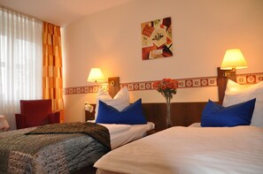 Desk, free cribs/infant beds, free WiFi, bed sheets - Hotel 4 Hufen (Schoenefeld)