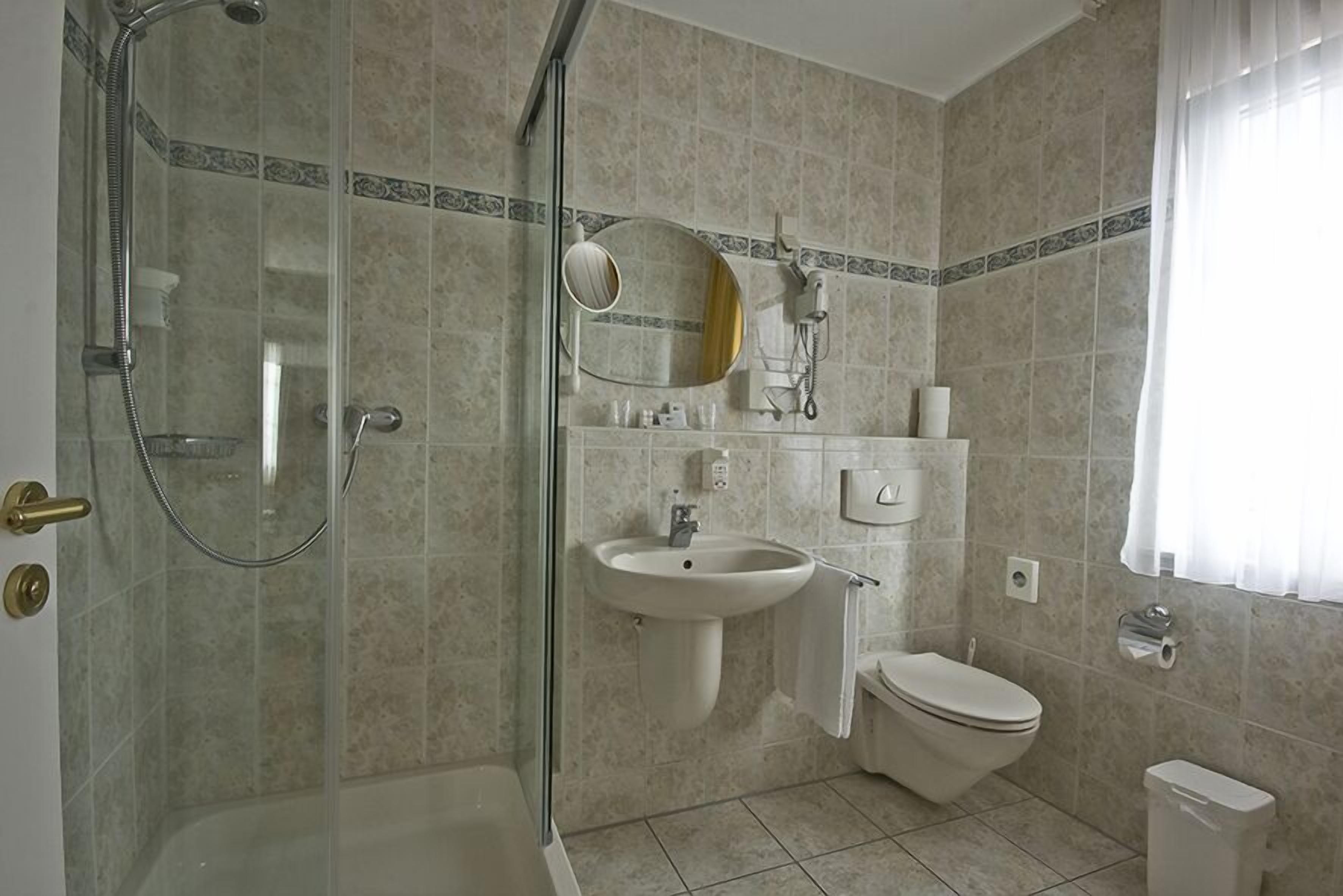 standard double room, 1 double bed | bathroom | shower, free toiletries, towels