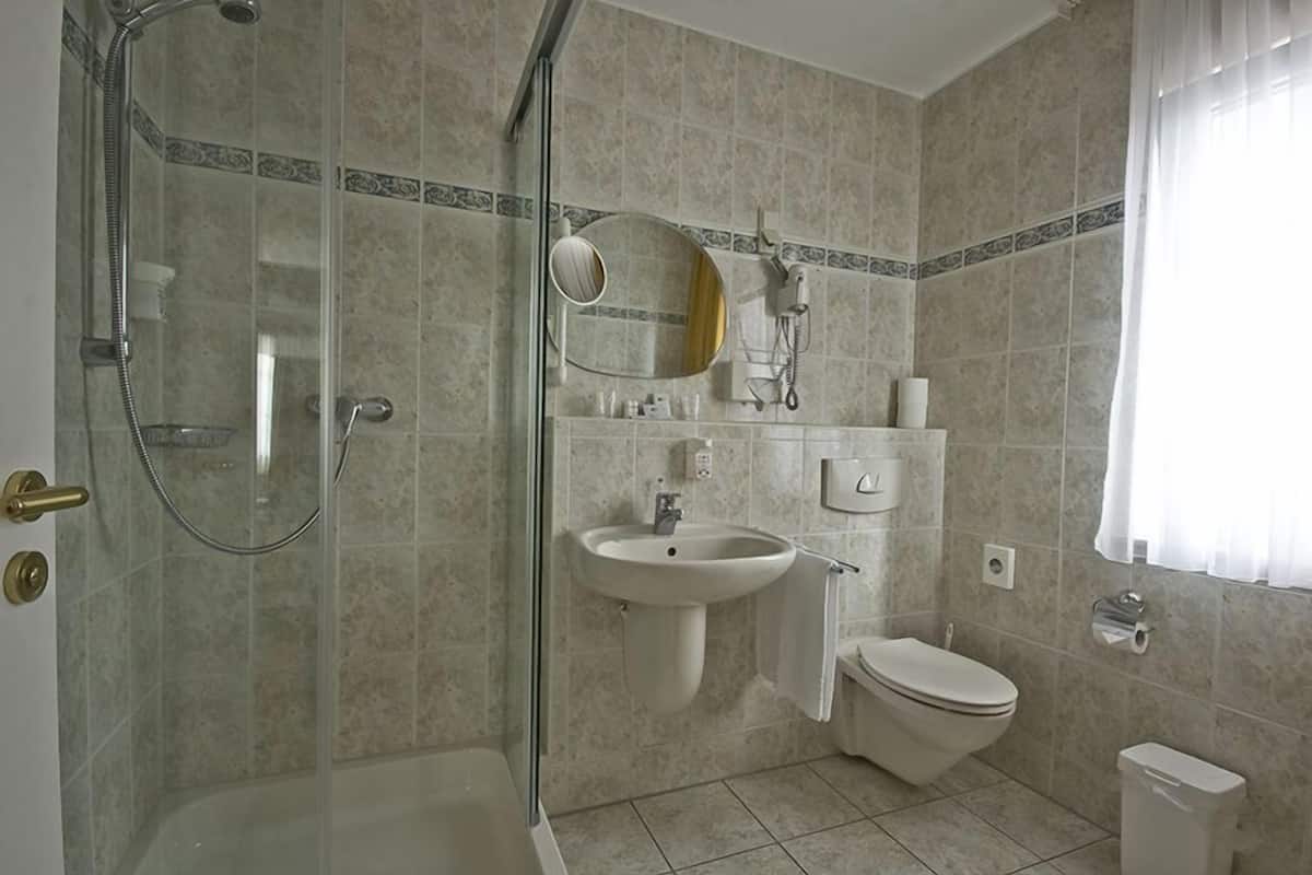 standard double room, 1 double bed | bathroom | shower, free toiletries, towels