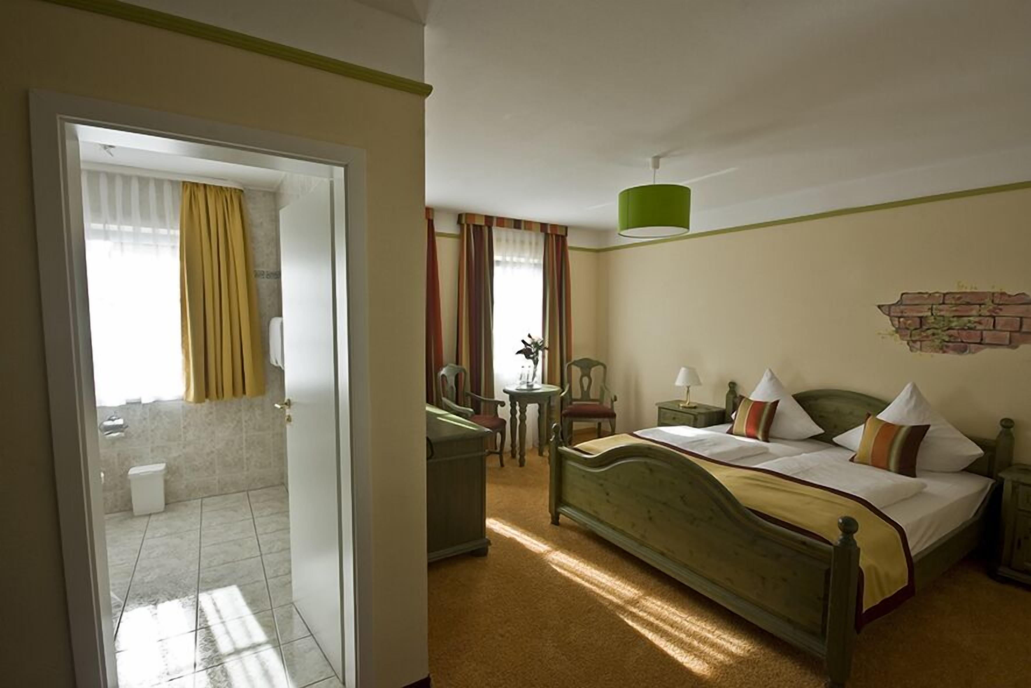 standard double room, 1 double bed | in-room safe, desk, soundproofing, cots/infant beds