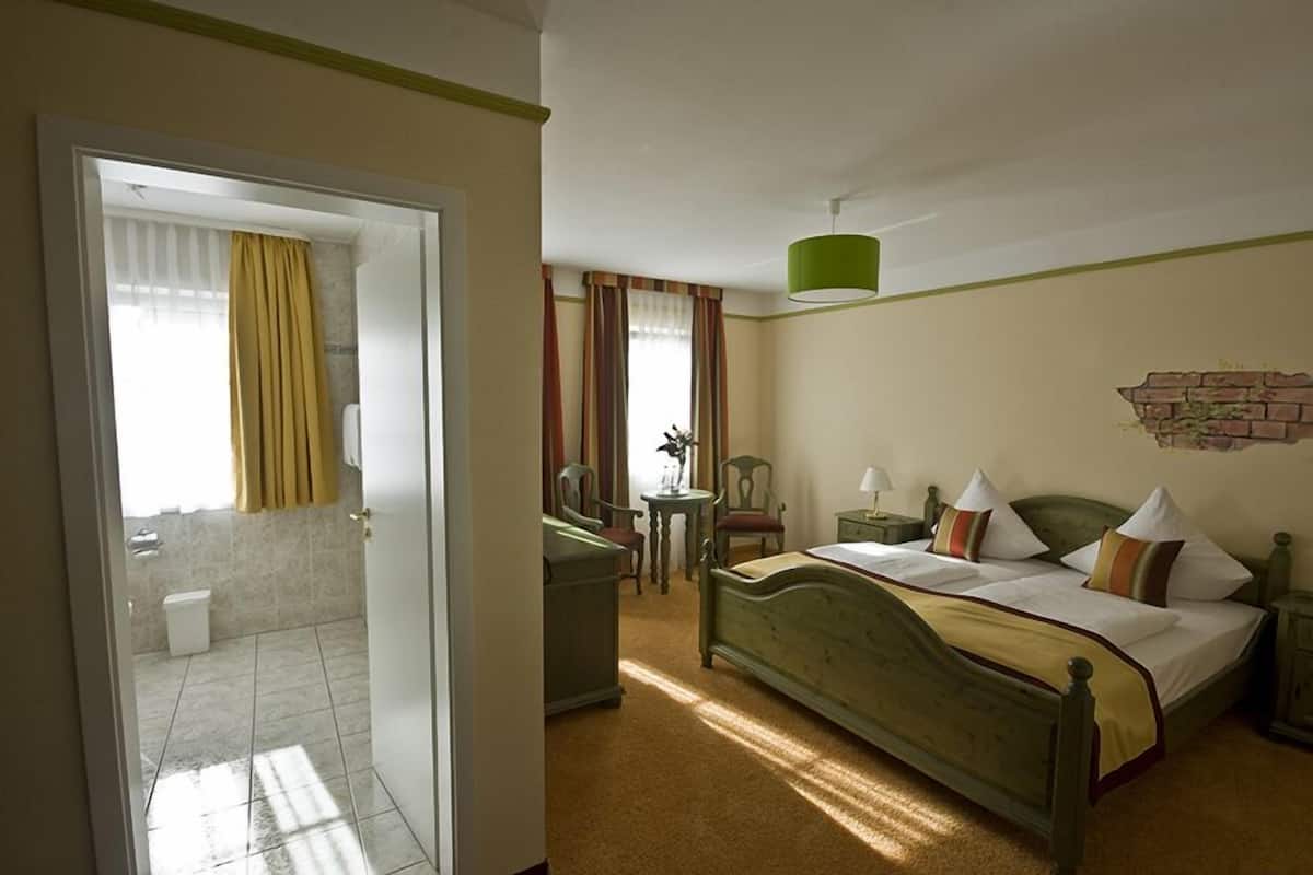 standard double room, 1 double bed | in-room safe, desk, soundproofing, cots/infant beds