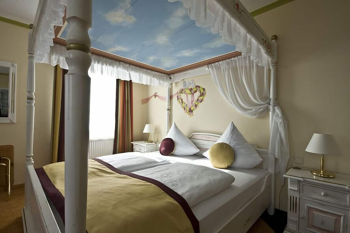 wedding room | in-room safe, desk, soundproofing, cots/infant beds