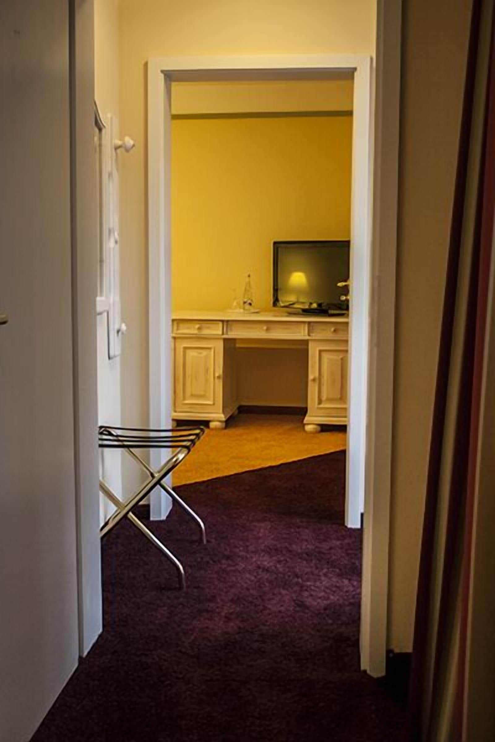 family room | in-room safe, desk, soundproofing, cots/infant beds