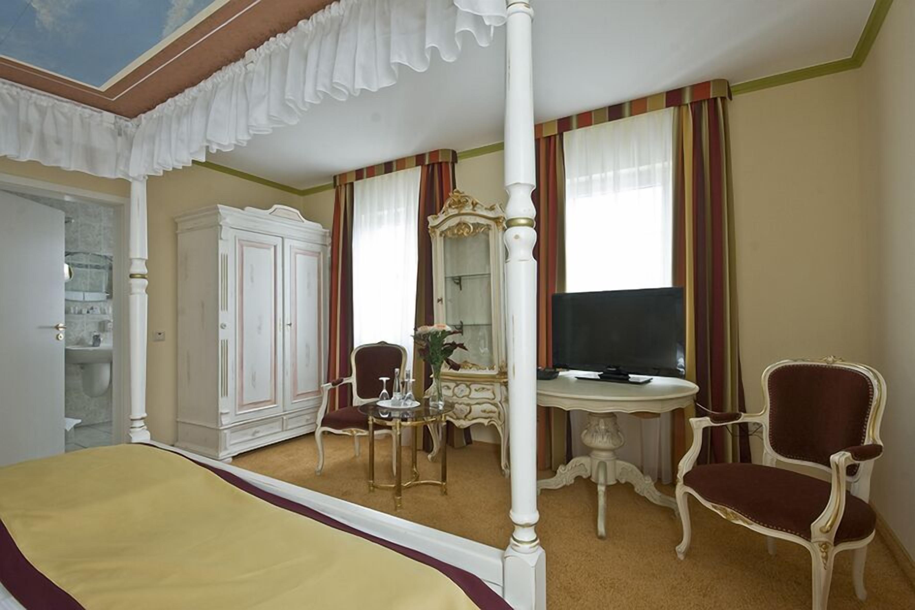 wedding room | in-room safe, desk, soundproofing, cots/infant beds