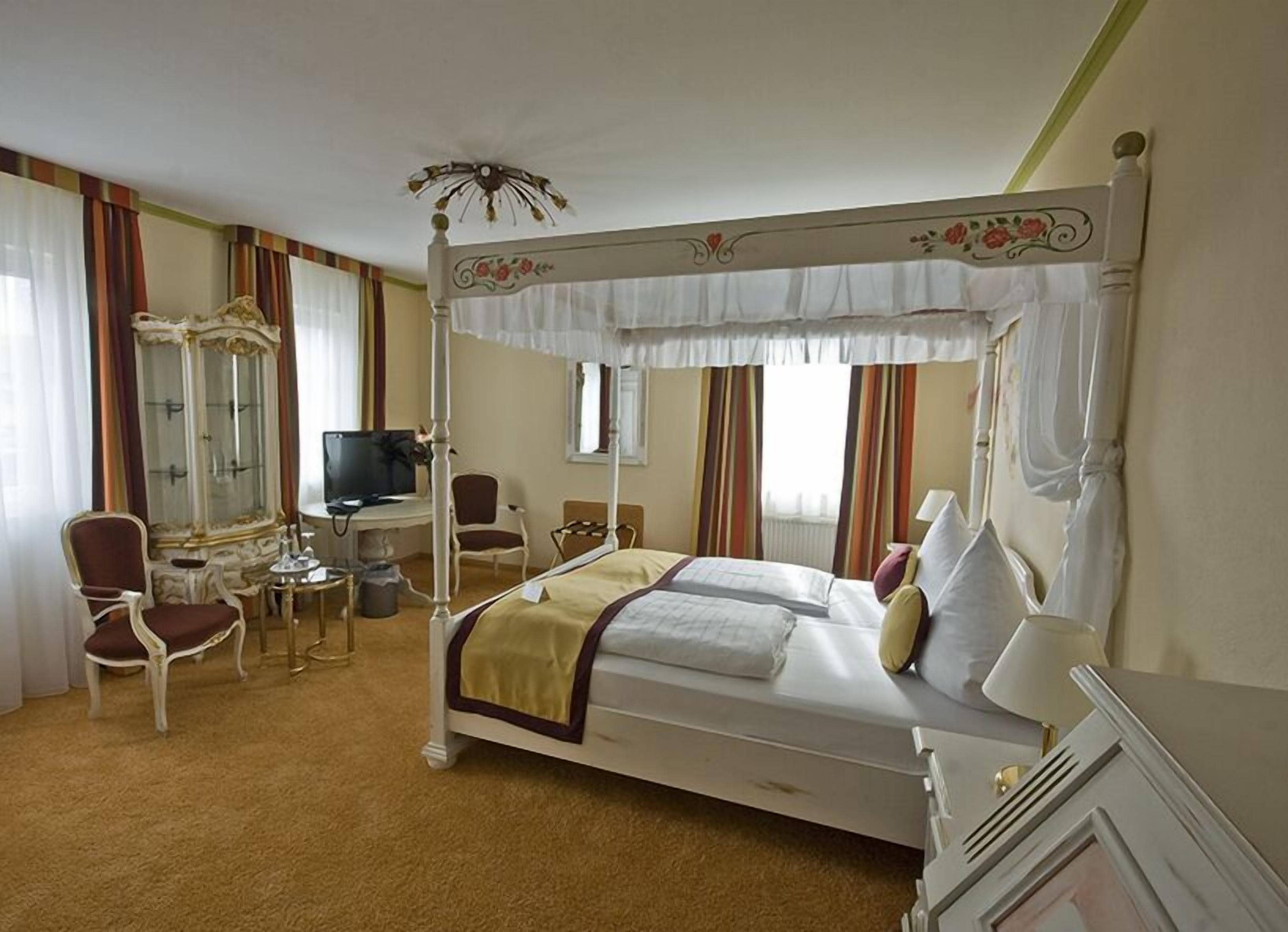 wedding room | in-room safe, desk, soundproofing, cots/infant beds