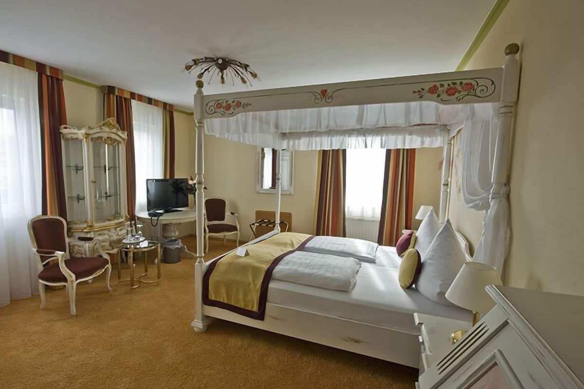 wedding room | in-room safe, desk, soundproofing, cots/infant beds