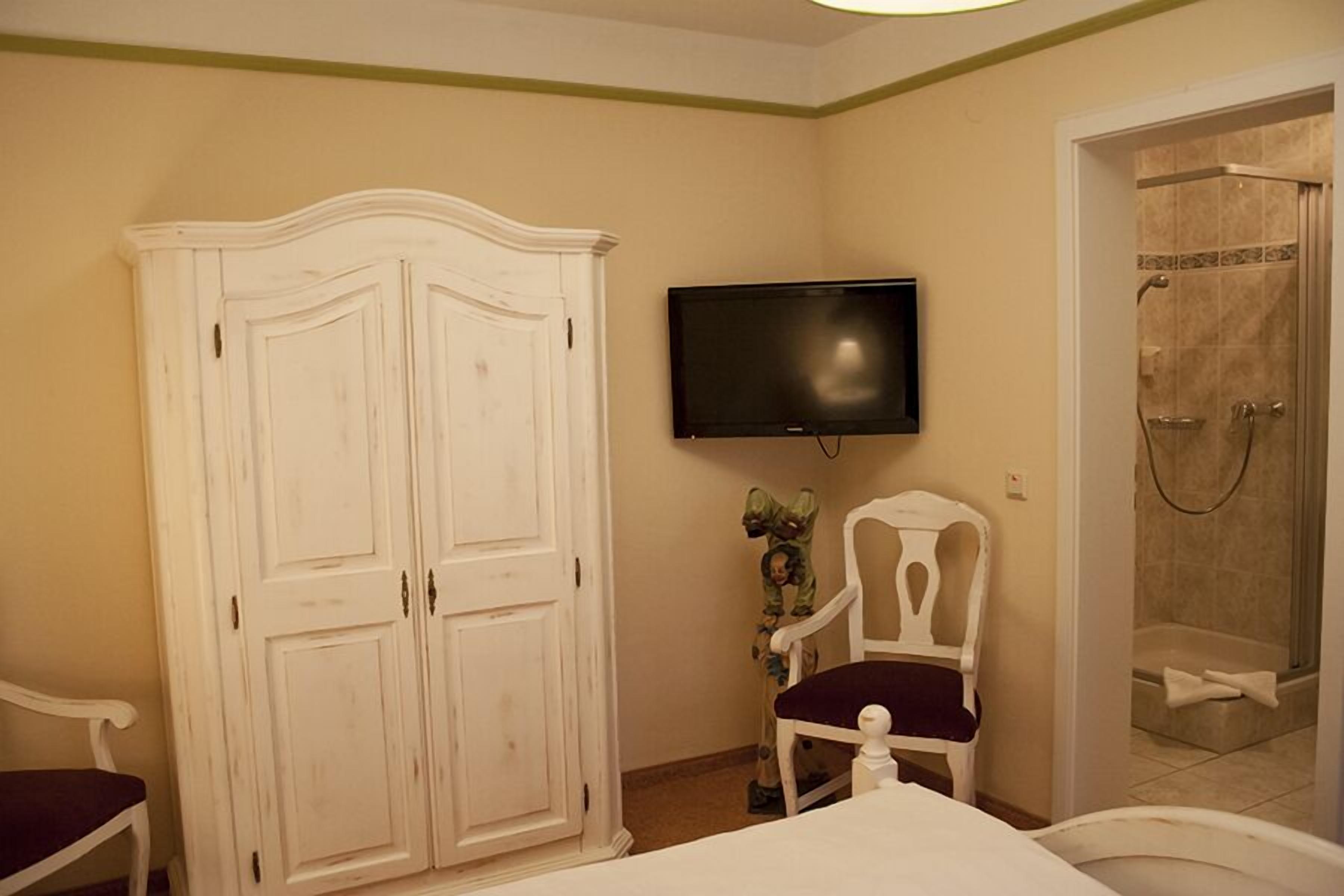 family room | in-room safe, desk, soundproofing, cots/infant beds