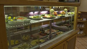 A buffet with various food items displayed in glass containers. - Hotel Restaurant Speeter (Weisenheim am Berg)