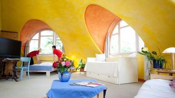 Dreibettzimmer | Allergikerbettwaren, individuell dekoriert, Schreibtisch