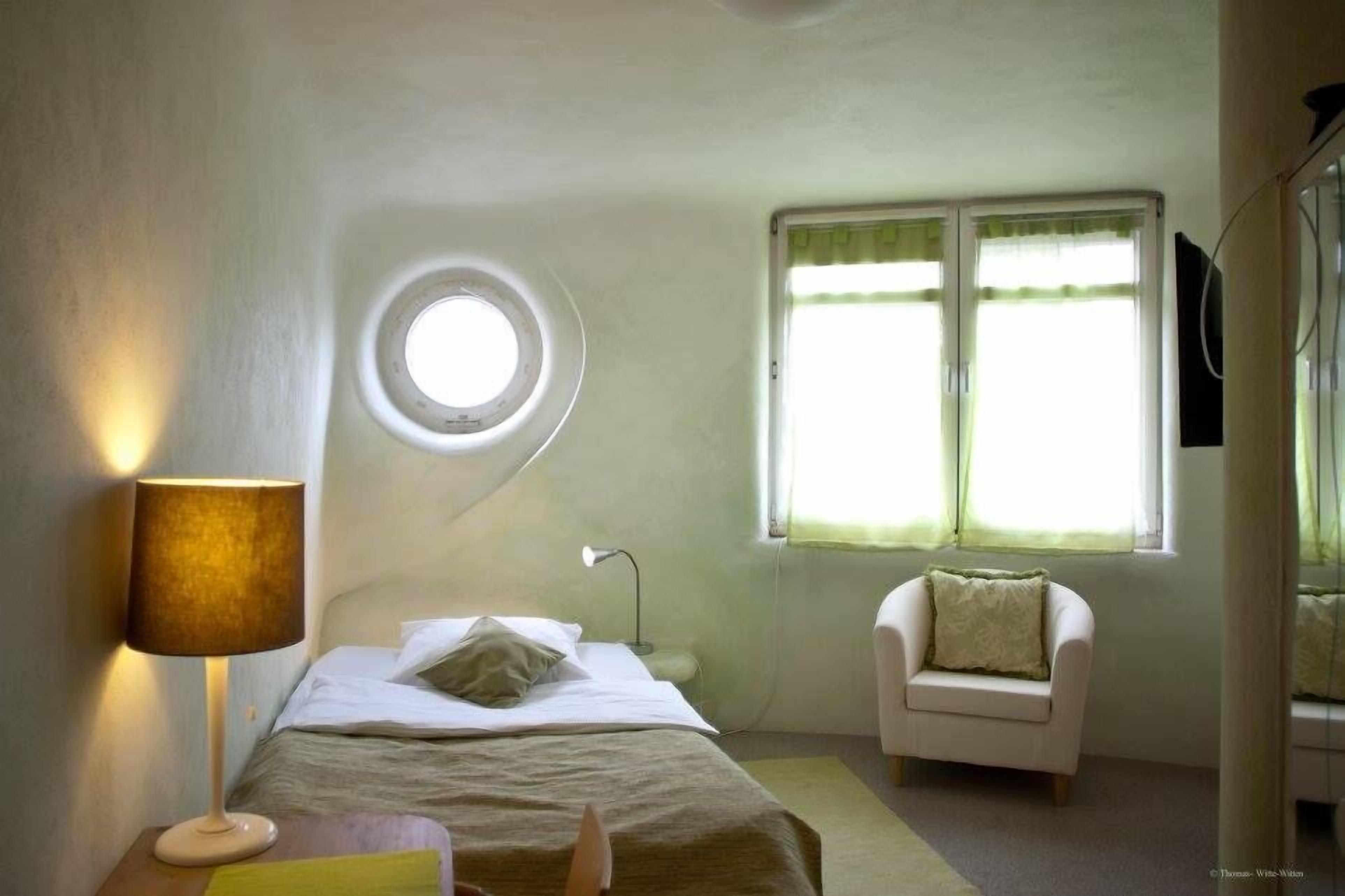 basic single room | hypo-allergenic bedding, individually decorated, desk, blackout curtains