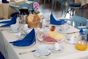 Petit déjeuner buffet (12.9 EUR par personne)