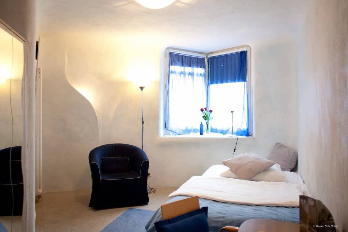 Basic Single Room | Peralatan tempat tidur hipoalergenik, dihias secara berasingan, meja