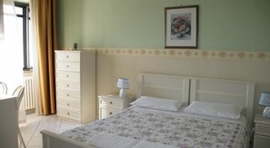 Classic Quadruple Room | Desk, laptop workspace, blackout curtains, free WiFi - Hotel La Villa (Ceccano)